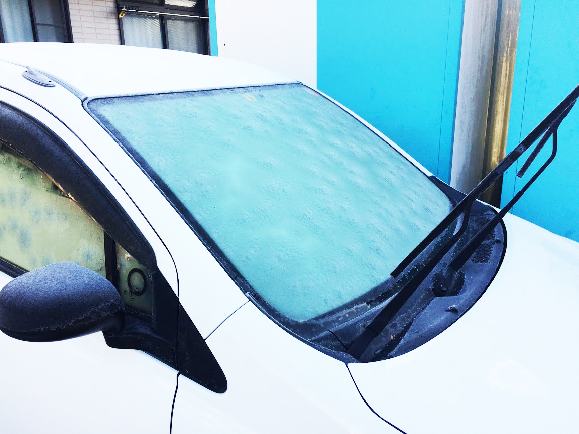 車のフロントガラスが凍るのはなぜ 凍ってしまった時の４つの対策と６つの防止策